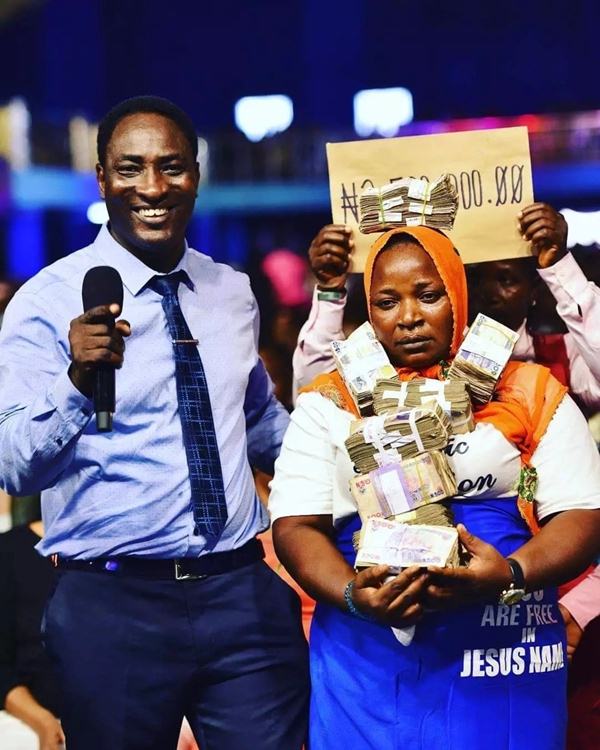 Prophet Jeremiah Omoto fufeyin blesses two retired prostitutes 3