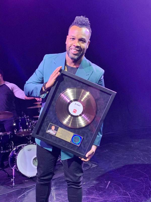 Gospel Singer VaShawn Mitchell Awarded the Gold Plaque