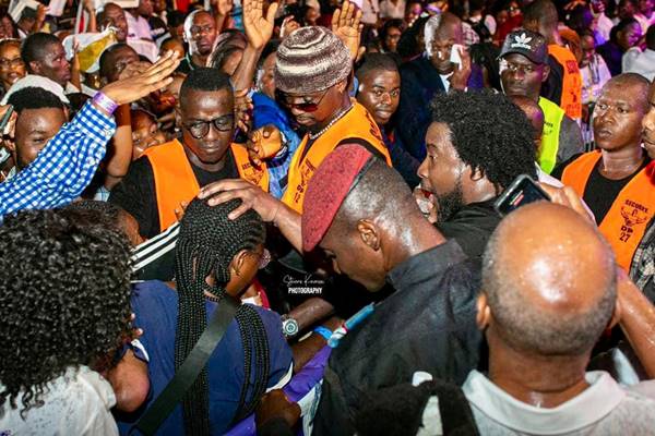 The Heavy Rainfall Could Not Stop Sonnie Badu From His Live Concert In Abidjan (Ivory Coast)