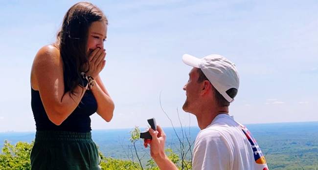 Leanna Crawford Announces Engagement