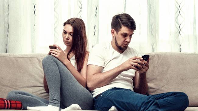 7 Ways Social Media Is Ruining Relationships