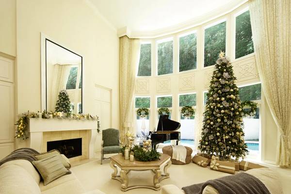 Step Inside Gospel Legend CeCe Winans’s Glittering Holiday-Ready Home